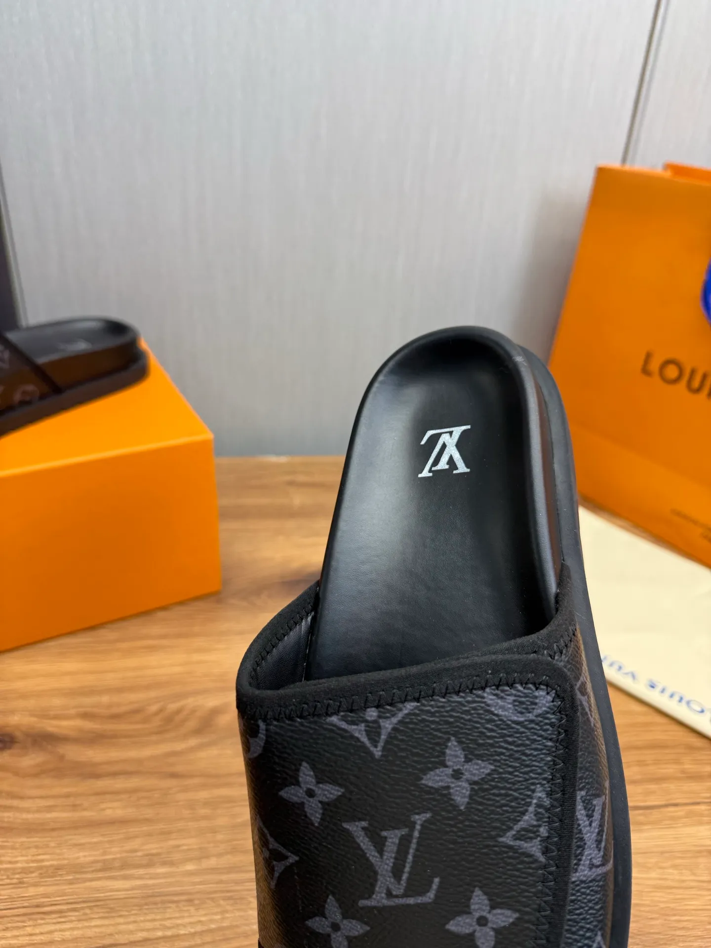Men's shoes 💰340💰 ▪️LV's popular Little Red Book popular slippers hot sale: 1 shipment✅ Super textured and comfortable slippers, original TPU outsole. Authentic counter box drawer box packaging 🎁Size 38-45